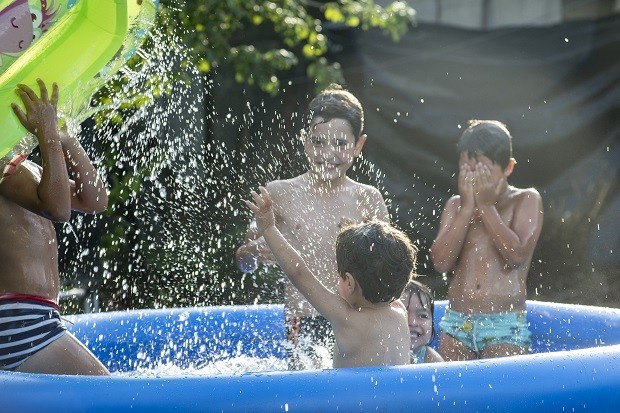 Crianças brincando em piscina inflável: produto subiu nas buscas no e-commerce com chegada do calor (Foto: GettyImages)