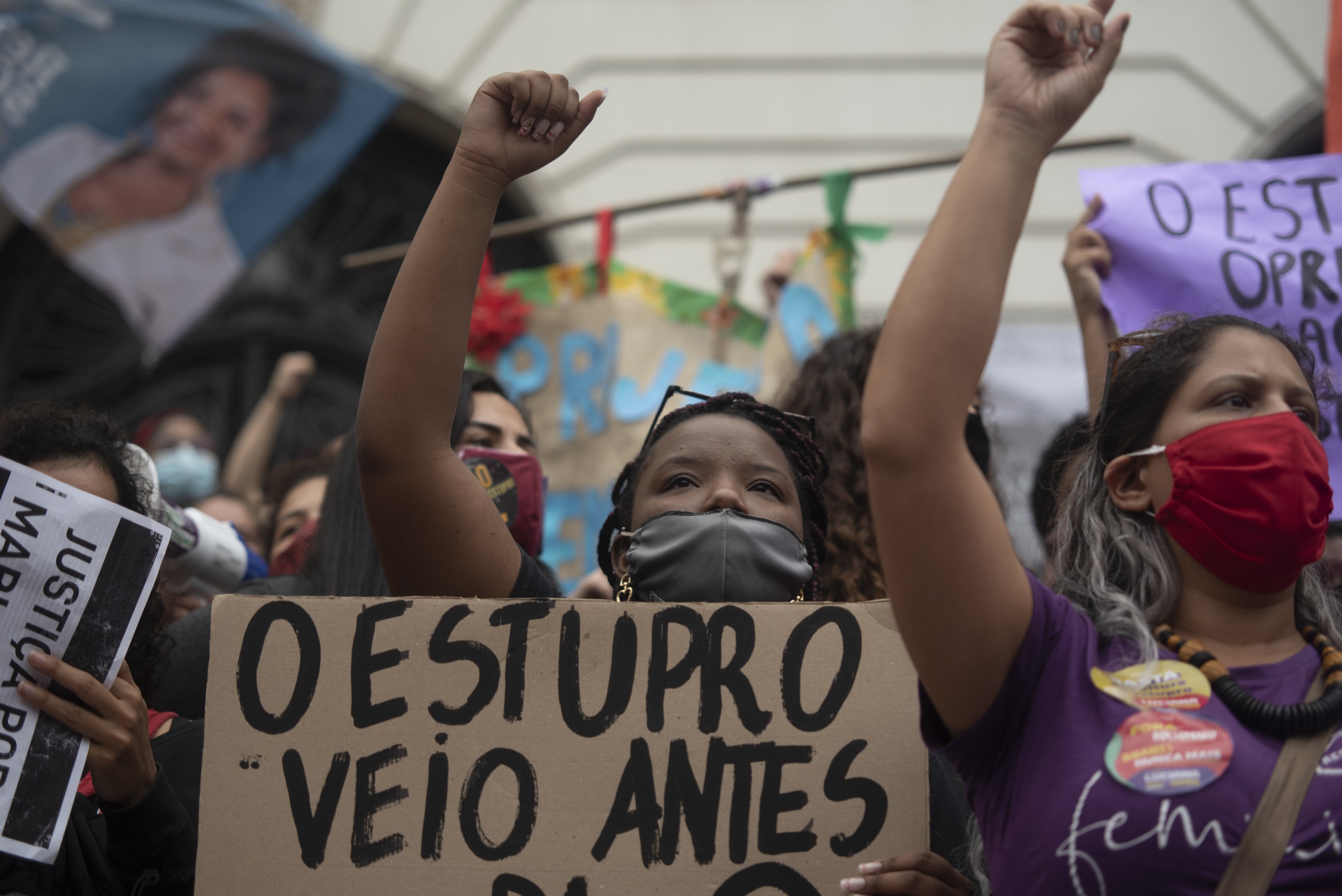 Manifestação contra o presidente do Brasil Jair Bolsonaro e contra a violência contra as mulheres, no Rio de Janeiro, em novembro de 2020  (Foto: Fabio Teixeira/NurPhoto via Getty Images)