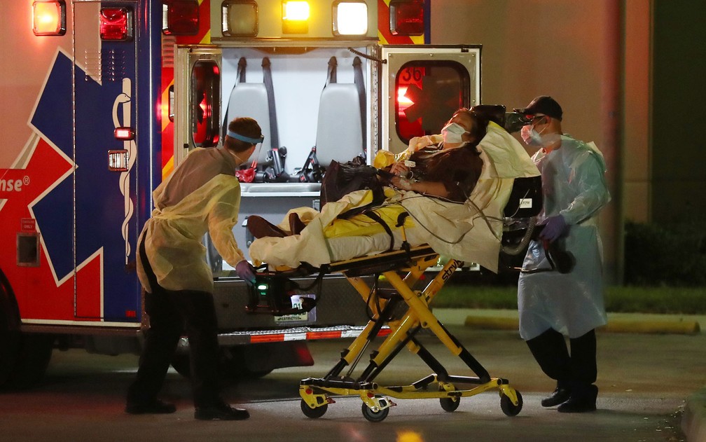 Paciente é retirado de ambulância no Broward Health Medical Center, em Fort Lauderdale, na Flórida, na quinta-feira (2) — Foto: Joe Raedle/Getty Images/AFP 