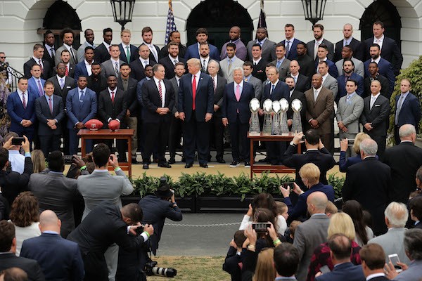 Donald Trump com os atletas do Patriots na Casa Branca, mas sem a presença de Tom Brady, marido de Gisele Bündchen (Foto: Getty Images)