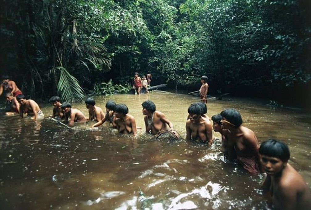 Comunidade yanomami pescando na Amazônia venezuelana em registro de 2016 — Foto: DeAgostini/Getty Images via BBC
