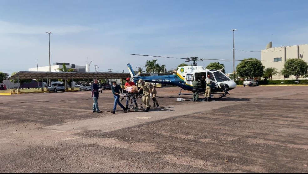 Vítimas foram resgatadas de helicóptero e encaminhadas para Hospital Regional de Sinop em MT — Foto: Divulgação