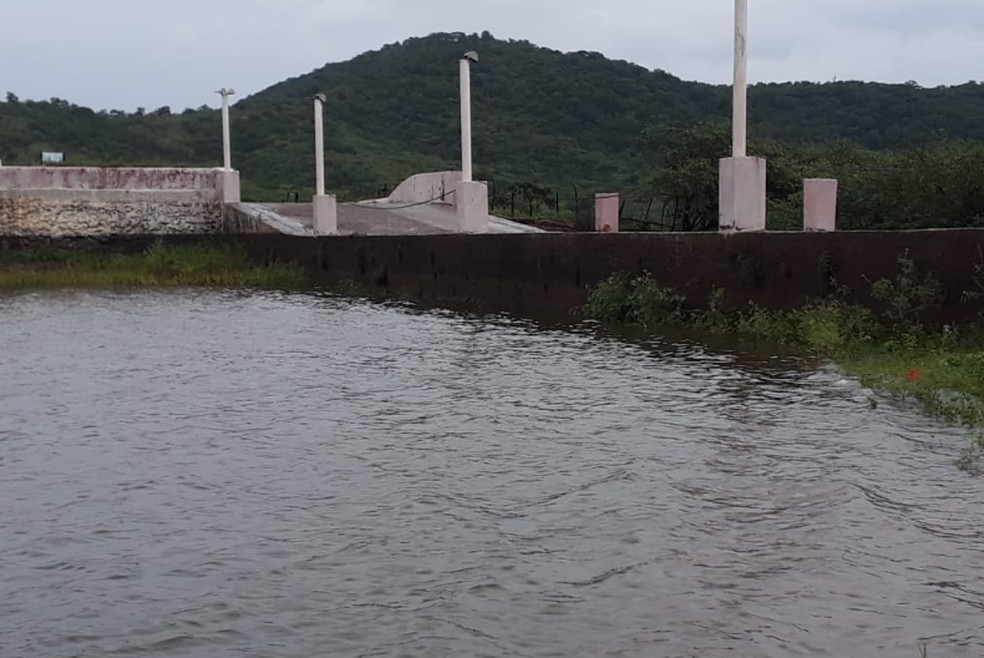 A Barragem Colinas também no município de Quiterianópolis sangrou. — Foto: Antônio Albedio Sales