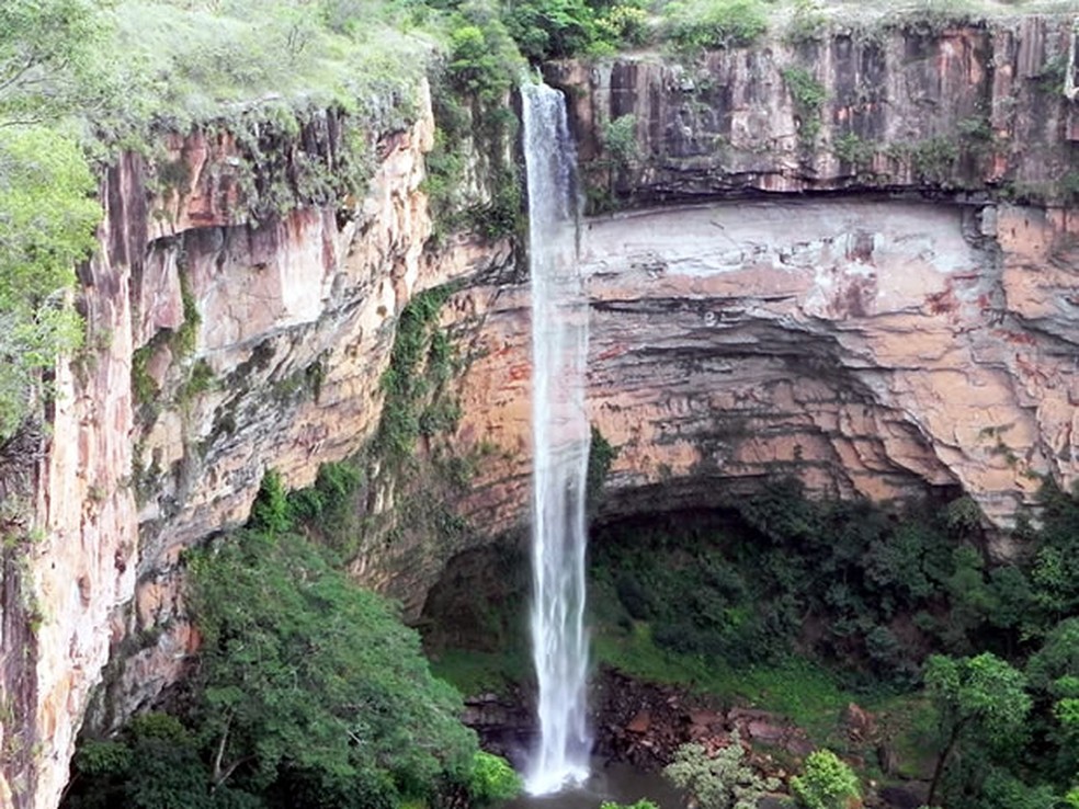 Com 86 metros de queda d'água, cachoeira do Véu de Noiva é um dos cartões postais do Parque Nacional de Chapada dos Guimarães — Foto: Dhiego Maia/G1