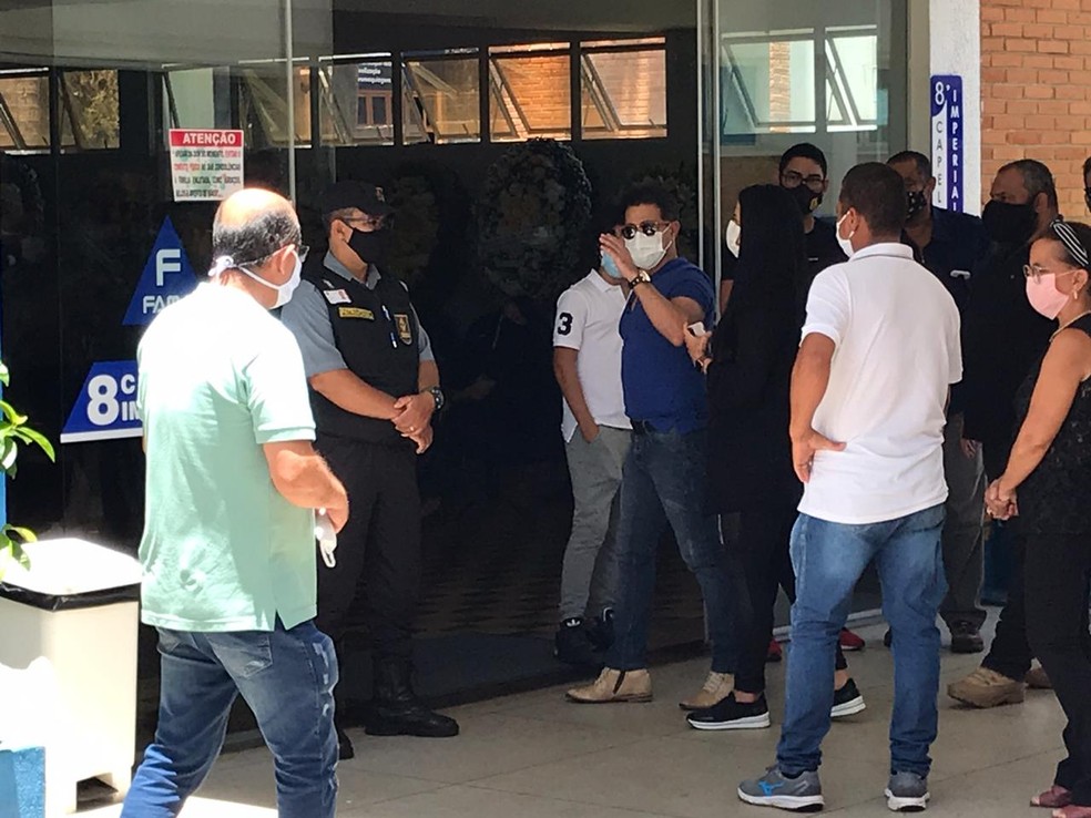 Zezé di Camargo (de camiseta azul escura) na chegada ao velório de Seu Francisco, em Goiânia  — Foto: Vitor Santana/G1