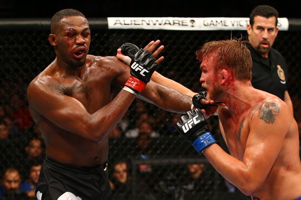 Na primeira luta contra sueco, Jon Jones passou sufoco — Foto: Getty Images