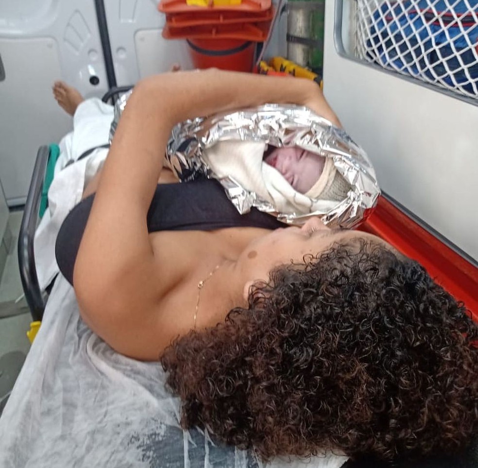 Jovem de 18 anos dá à luz em ambulância com ajuda de equipe do Samu em São Sebastião