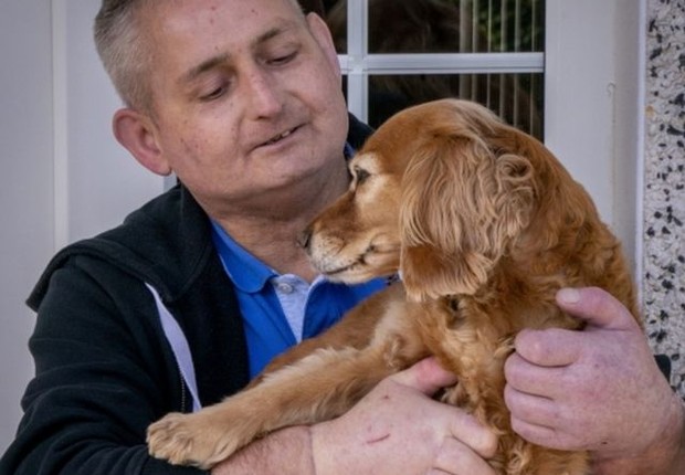 Steven voltou a conseguir carregar seu cachorro, após o transplante (Foto: PA MEDIA)