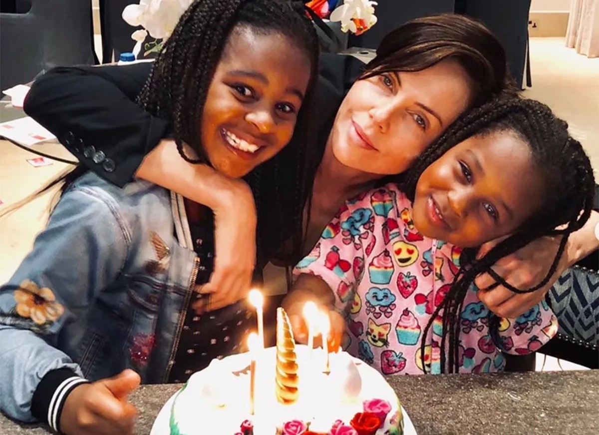 Charlize Theron e as filhas, August e Jackson (Foto: Reprodução / Instagram)