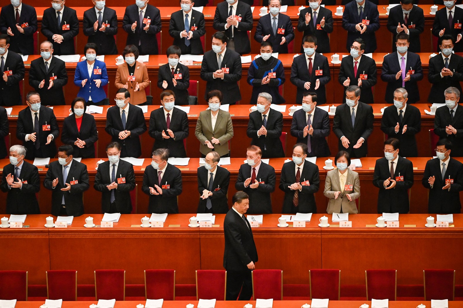Presidente da China Xi Jinping chega para a segunda sessão plenária do Congresso Nacional do Povo (APN) com outros líderes chineses no Grande Salão do Povo em Pequim — Foto: GREG BAKER/AFP