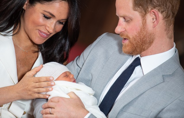 WINDSOR, ENGLAND - MAY 08: Prince Harry, Duke of Sussex and Meghan, Duchess of Sussex, pose with their newborn son during a photocall in St George's Hall at Windsor Castle on May 8, 2019 in Windsor, England. The Duchess of Sussex gave birth at 05:26 on Mo (Foto: Getty Images)