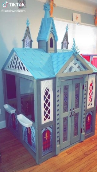 Pais presenteiam filha com castelo de brinquedo (Foto: Reprodução/TheSun)