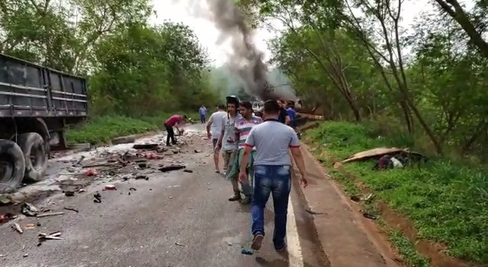 Um dos veículos pegou fogo após a batida — Foto: Arquivo pessoal