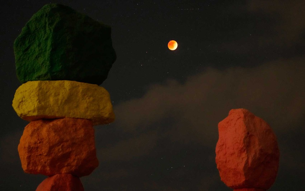 Veja FOTOS do eclipse total da Lua pelo mundo — Foto: John Locher / AP Photo