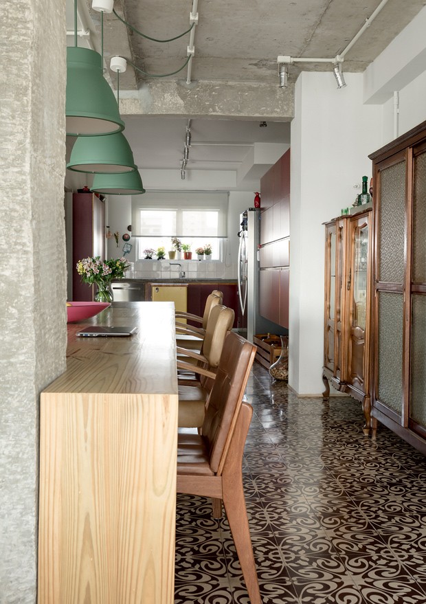 apartamento-decoracao-estudio-vitor-penha-estilo-industrial-concreto-aparente-mesa-cadeiras (Foto: Edu Castello/Editora Globo)