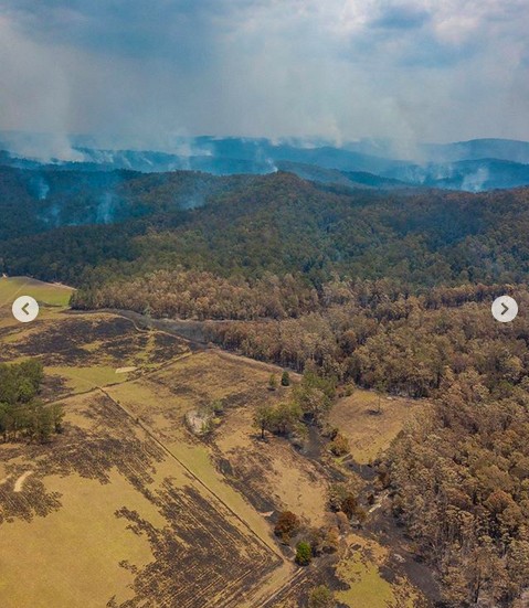 Imagens compartilhadas pelo ator Russell Crowe mostrando a destruição em sua fazenda na Austrália após os incêndios que atingem a região (Foto: Instagram)
