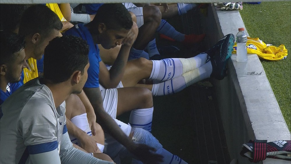 Raniel é substituído mais cedo, trata joelho, mas tranquiliza: Creio que não foi nada