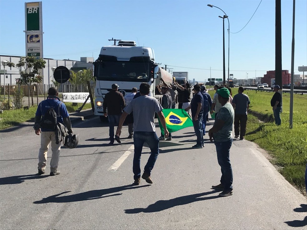 Mobilização no km 117 da BR-101 (Foto: Fabiano Correia/ NSC TV)