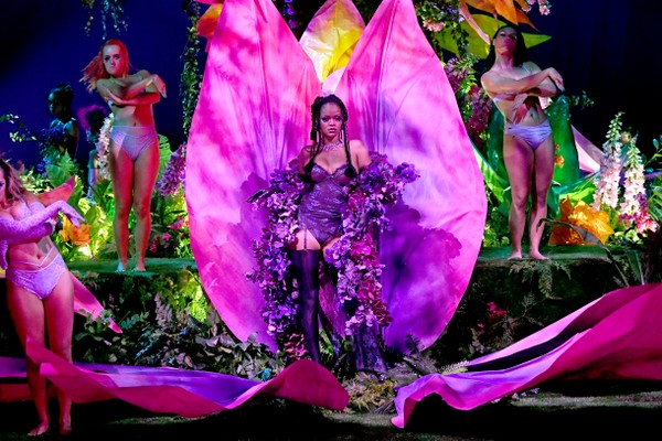 Rihanna no desfie de sua grife de lingeries (Foto: getty)
