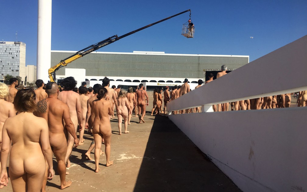 Pessoas sobem rampa do Museu Nacional da República em Brasília para participa de 