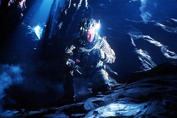 Em Armageddon  (1998), Bruce Willis interpreta um perfurador de petróleo que viaja até um asteroide para salvar a Terra (Foto: Reprodução)
