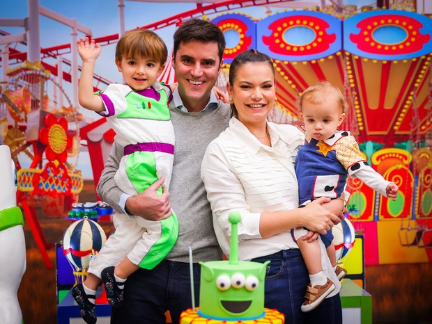 Milena Toscano com e Pedro Ozores com os filhos, JOão Pedro e Francisco (Foto: Manuela Scarpa/BrazilNews)