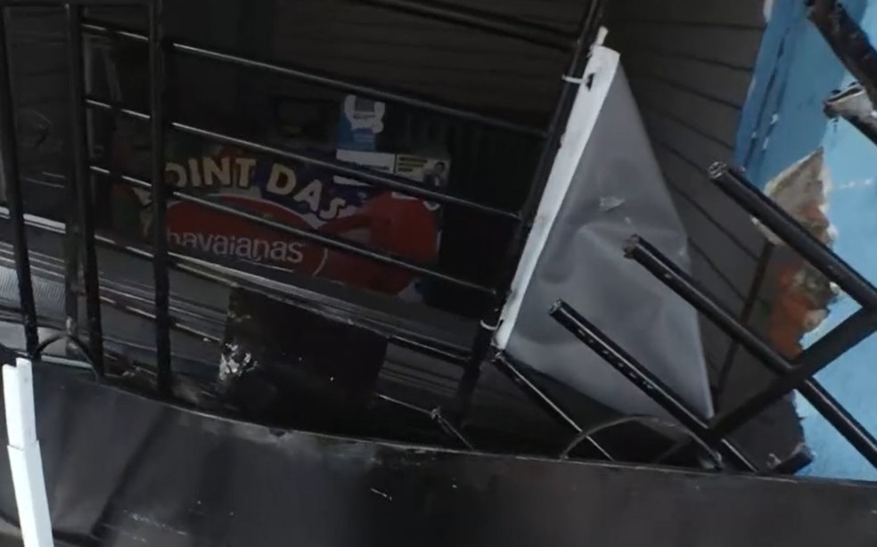 Carro foi usado para arrombar loja no bairro do IAPI — Foto: Reprodução/TV Bahia