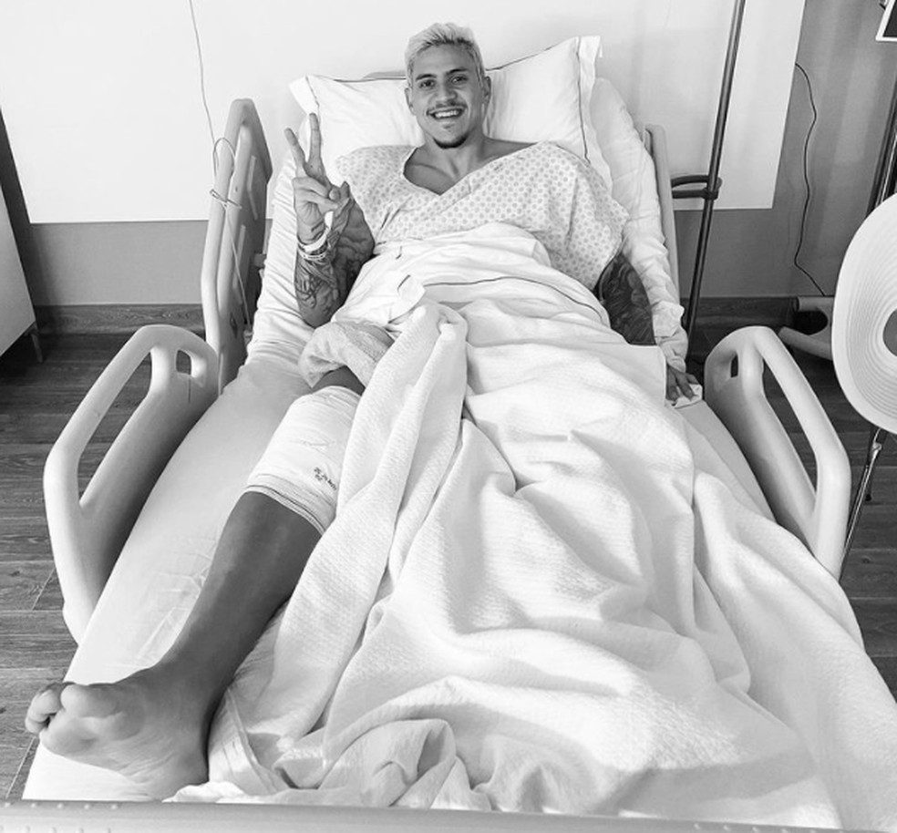 Pedro, do Flamengo, se recupera de artroscopia no joelho — Foto: Reprodução / Instagram