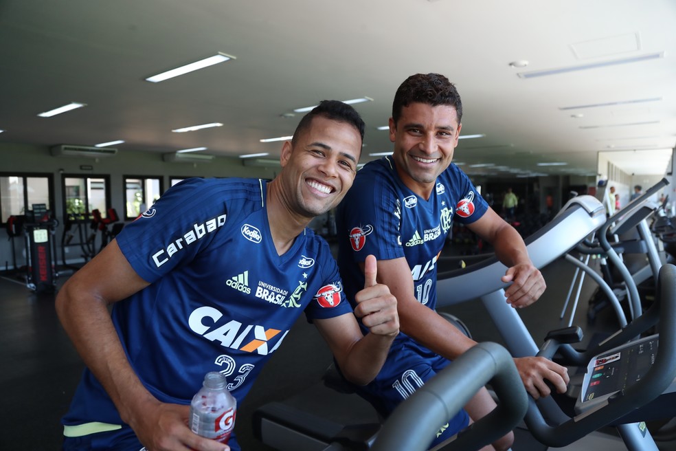 Ederson posa ao lado de Geuvânio para foto (Foto: Gilvan de Souza / Flamengo)