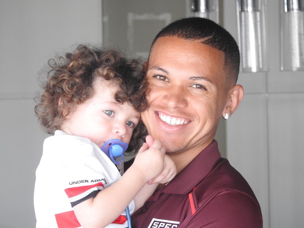 Marcos Guilherme com o pequeno Guilherme, filho de um ano e nove meses (Foto: Marcelo Hazan)