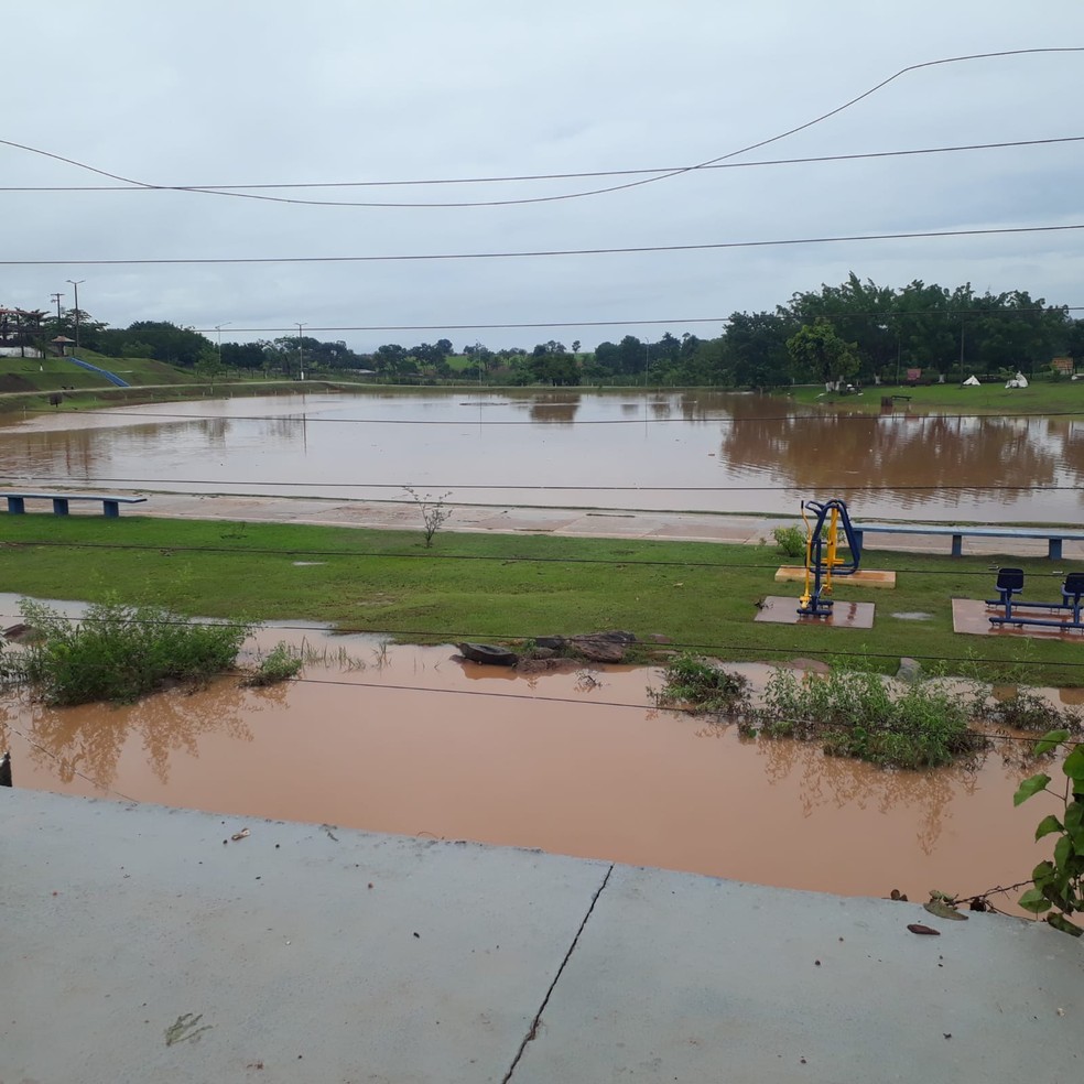 Córrego Alcebíades transbordou com as chuvas que começaram no sábado (6) — Foto: Reprodução/TV Centro América