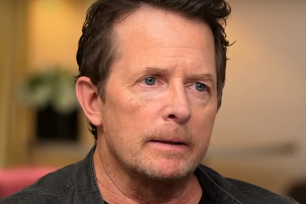 O ator Michael J. Fox emocionado ao falar sobre a reação da esposa ao ser informada que ele tinha Parkinson (Foto: Reprodução)
