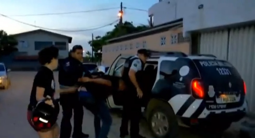 Suspeito de assassinar é idosa é agredido após ser rendido por policiais — Foto: TV Verdes Mares/Reprodução
