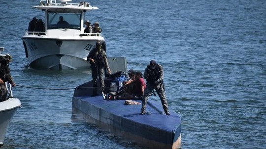 Escuro, abafado e rende milhões: saiba como são os submarinos que levam drogas para a Europa