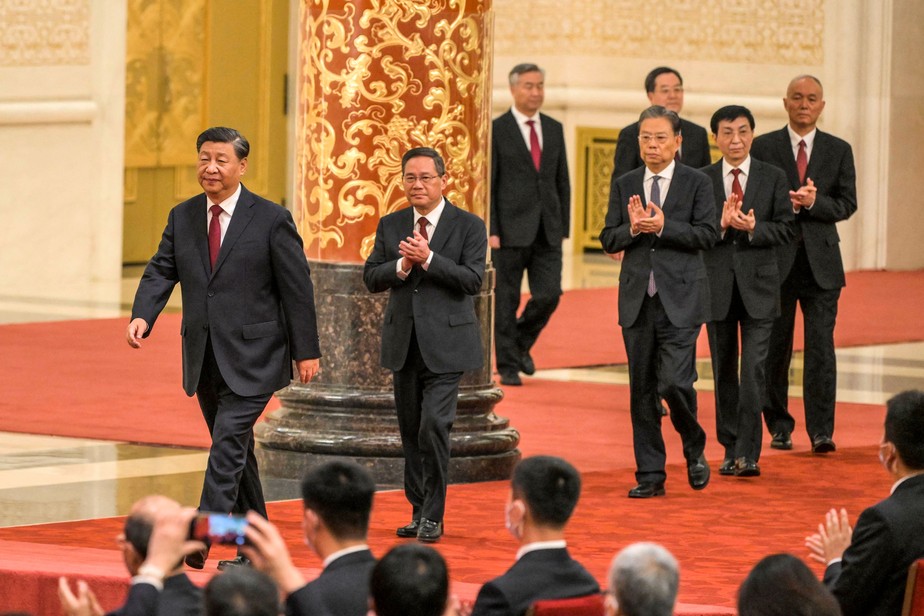 Xi Jinping, presidente da China (E), caminha com novos membros do Politburo do Partido Comunista Chinês