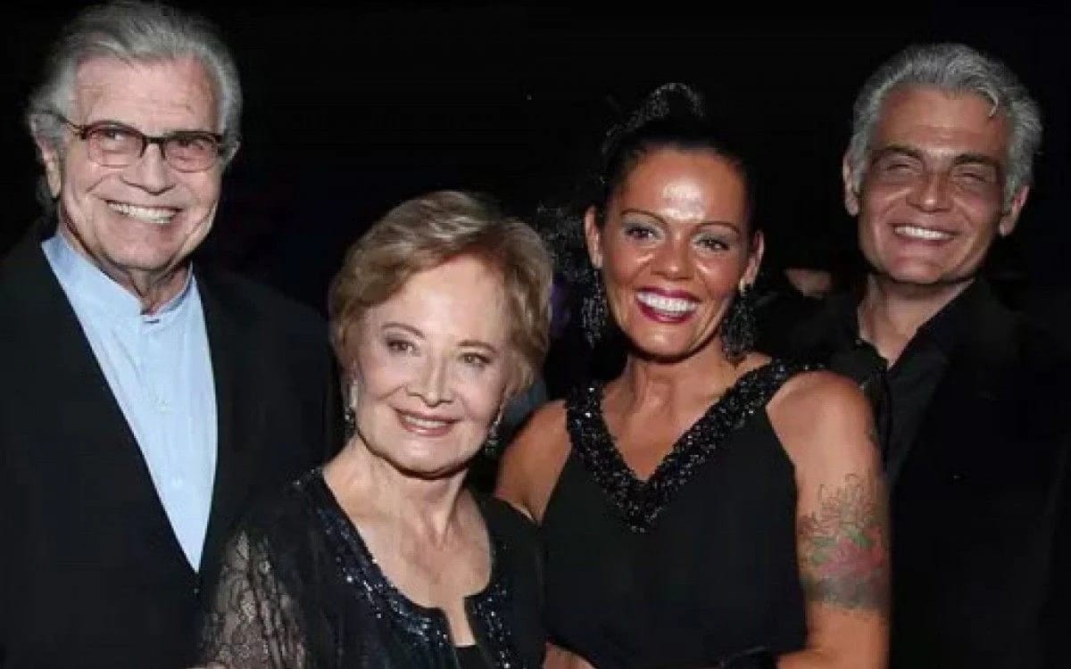 Mocita Fagundes com o marido, Tarcísio Filho, e os sogros, Tarcísio Meira e Gloria Menezes (Foto: Reprodução)