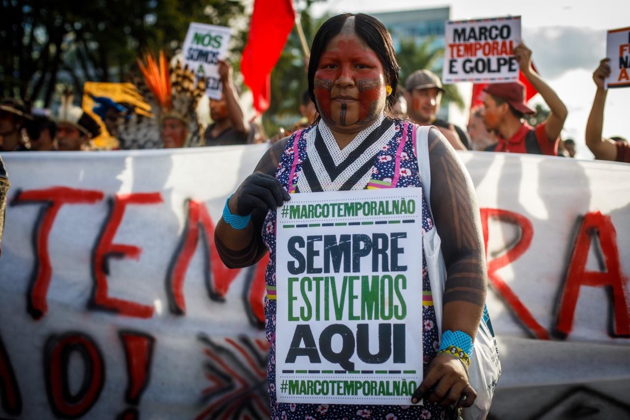 Indígenas protestam na Esplanada dos Ministérios contra a votação de projeto — Foto: Brenno Carvalho/Agência O Globo