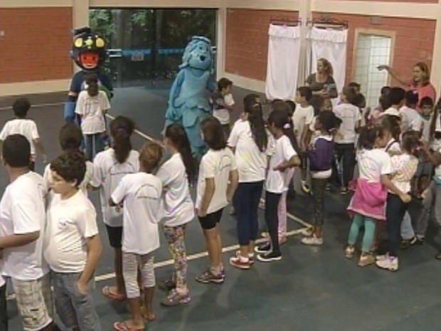 Crianças participaram da ação em prol do meio ambiente (Foto: Reprodução/TV TEM)