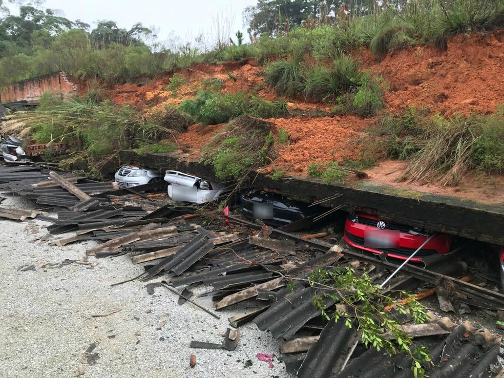 Carros foram soterrados em abril de 2019. — Foto: Cassiano Rolim/RPC