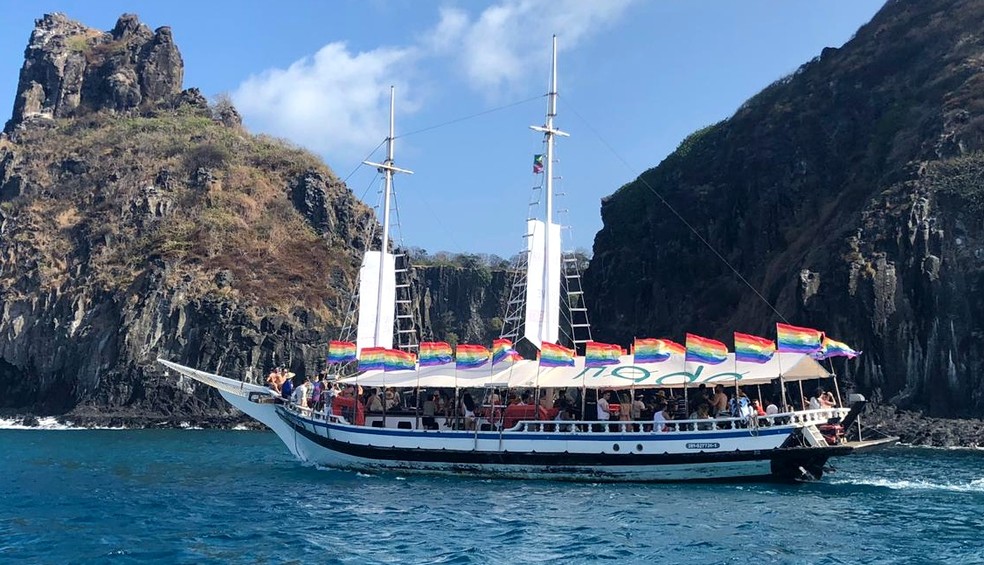 Uma balada flutuante foi realizada no evento Love Noronha — Foto: Marcelo Andrade/Divulgação
