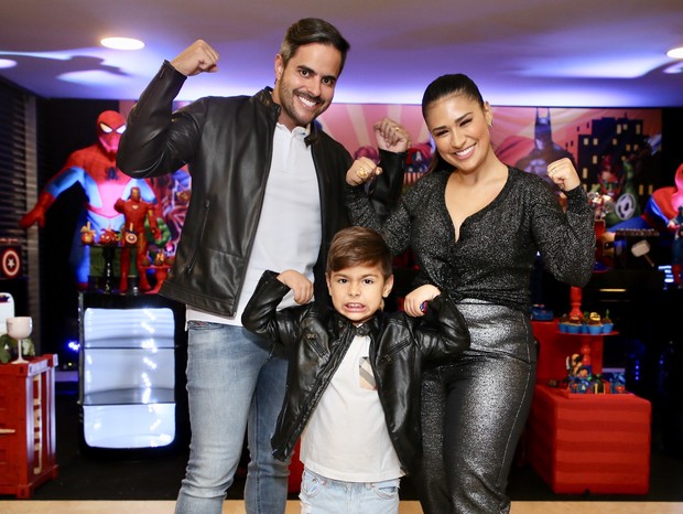 Simone e Kakpa Diniz com o filho, Henry (Foto: Manuela Scarpa/Brazil News)