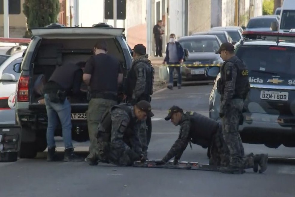 Criminosos deixaram explosivos para trás durante a ação em Botucatu  — Foto: TV TEM/ Reprodução 