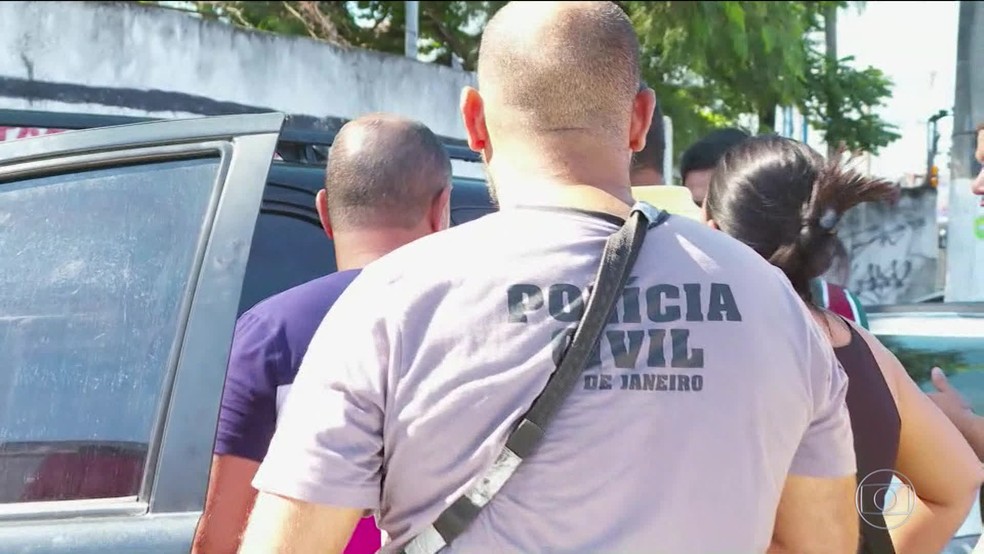 Homem  é preso em São João de Meriti por suspeita de fazer boca de urna — Foto: Reprodução / TV Globo