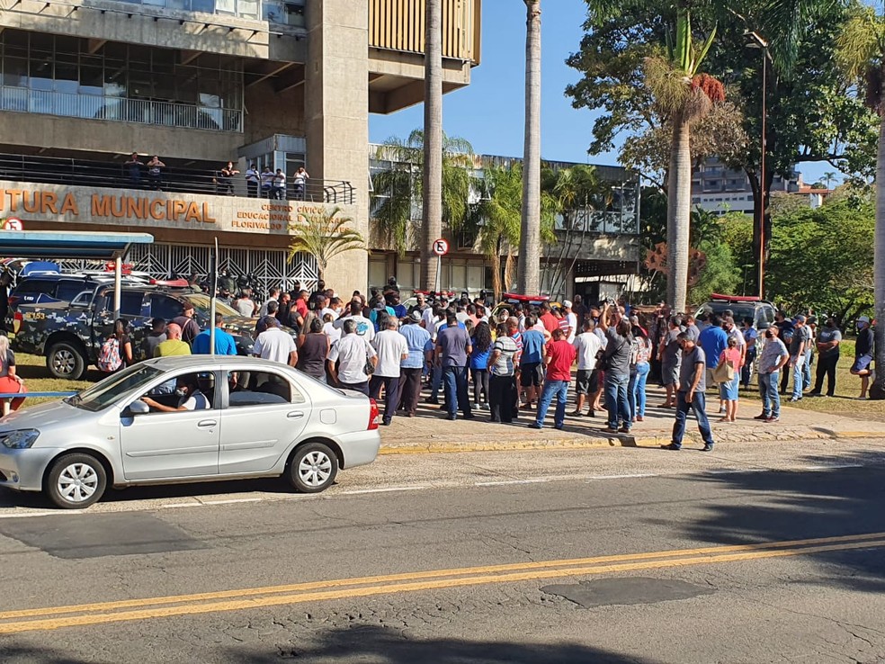 Ex-funcion&aacute;rios da Via &Aacute;gil realizaram protesto para cobrar pagamento das verbas rescis&oacute;rias. &mdash; Foto: Ronaldo Oliveira/ EPTV