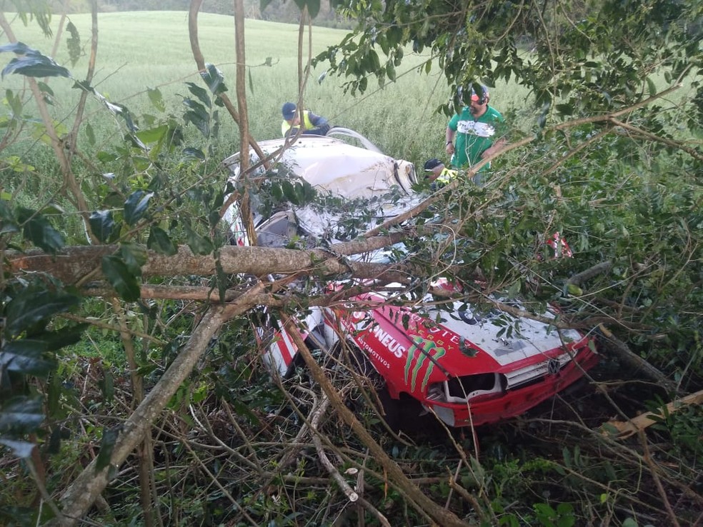 Imagem mostra como ficou o carro  — Foto: Divulgação/Portal Éder Luiz e Vanderlei Muller
