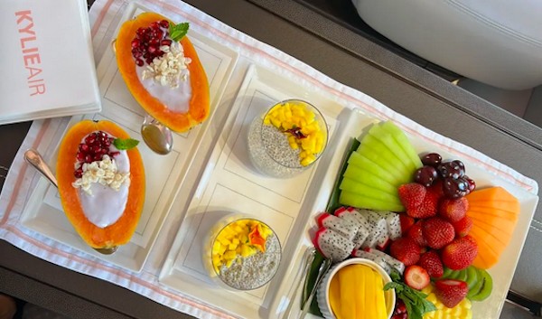 O café da manhã de Kylie Jenner servido no jatinho particular da socialite (Foto: Instagram)