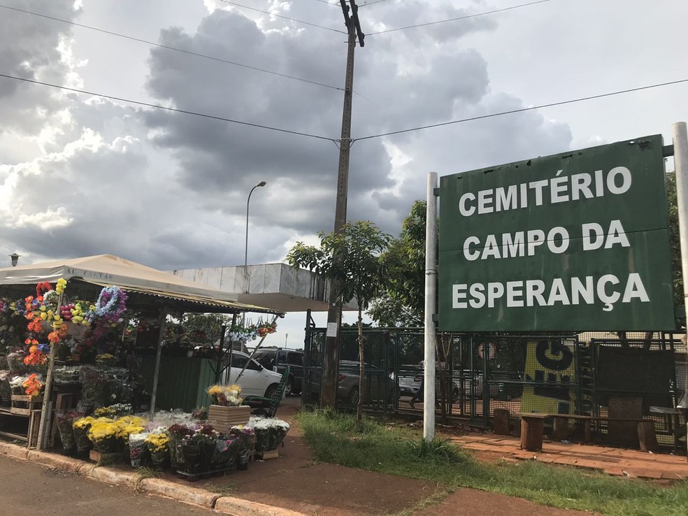 Entrada do cemitério Campo da esperança, na Asa Sul, em Brasília — Foto: Marília Marques/G1