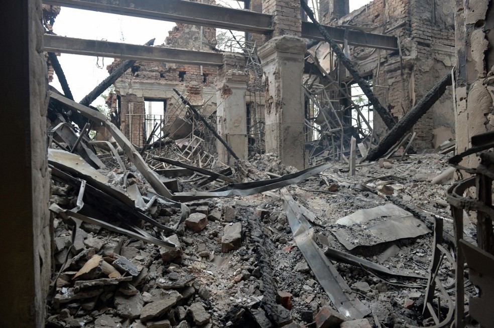 Imagem mostra escola destruída na cidade de Kharkiv, na Ucrânia.  — Foto: Sergey BOBOK / AFP
