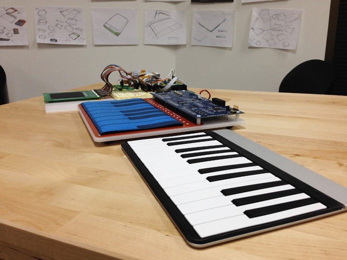 Gadget permite uso de capas especiais para funcionar como teclados e pianos (Foto: Reprodução/Kickstarter)