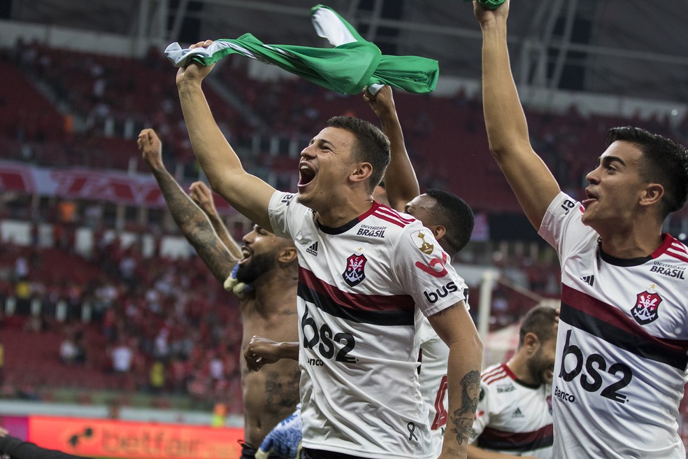 Jogadores do Flamengo fazem a festa com a torcida — Foto: DIGUE CARDOSO/AGÊNCIA FREE LANCER/ESTADÃO CONTEÚDO